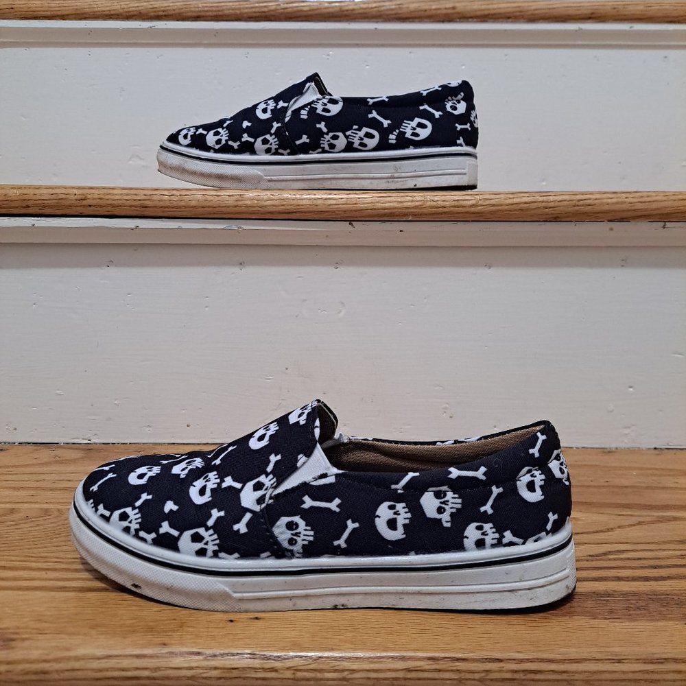 Womens size 37 slip on Skull sneakers
